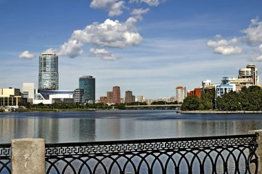 Şehir, yerleşim, kamu, idari ve dini binalar, parklar, rezervuarlar, küçük mimari formlar, fıskiyeler, süs ağaçları, çalılar ve çeşitli çiçek türlerinden oluşan canlı bir organizmadır.