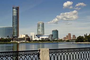 Şehir, yerleşim, kamu, idari ve dini binalar, parklar, rezervuarlar, küçük mimari formlar, fıskiyeler, süs ağaçları, çalılar ve çeşitli çiçek türlerinden oluşan canlı bir organizmadır.