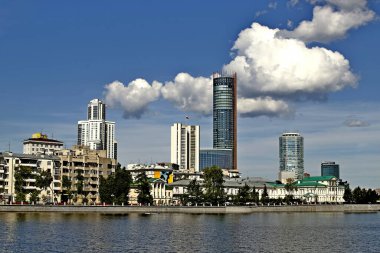 Şehir, yerleşim, kamu, idari ve dini binalar, parklar, rezervuarlar, küçük mimari formlar, fıskiyeler, süs ağaçları, çalılar ve çeşitli çiçek türlerinden oluşan canlı bir organizmadır.