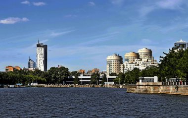 Şehir, yerleşim, kamu, idari ve dini binalar, parklar, rezervuarlar, küçük mimari formlar, fıskiyeler, süs ağaçları, çalılar ve çeşitli çiçek türlerinden oluşan canlı bir organizmadır.