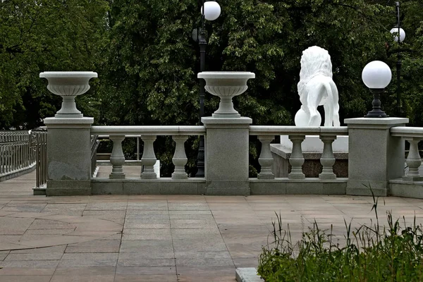 Şehir, yerleşim, kamu, idari ve dini binalar, parklar, rezervuarlar, küçük mimari formlar, fıskiyeler, süs ağaçları, çalılar ve çeşitli çiçek türlerinden oluşan canlı bir organizmadır.