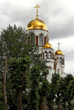 Banliyö parklarında birçok ilginç yer var, rezervleri ve dağ sıraları olan ocaklar, taşlı kıyıları ve renkli kayaları olan göller, birçok kuş ve insan, köpekleri, gelincikleri, tilkileri, birçok manzarası, çiçekleri ve ağaçları olan.