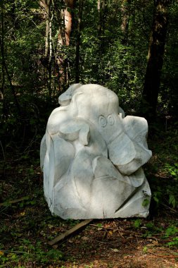 Parkta sincaplar, köpekler, kargalar, serçeler, güvercinler, su üzerinde ördekler ve martılar, farklı türde çiçekler, elmalar ve diğer meyveler, çamlar ve huş ağaçları, bataklık, küçük mimari formlar bulabilirsiniz.