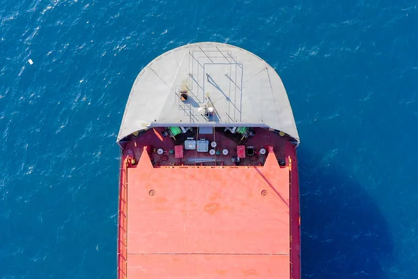 Duży drobnicowy statek towarowy, z góry na dół anteny. — Zdjęcie stockowe