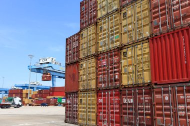 Nakliye konteynırları bekleme platformunda..
