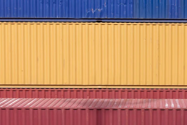 Грузовые контейнеры, сложенные на холдинговой платформе . — стоковое фото