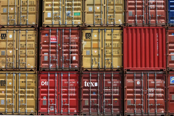 Přepravní kontejnery uložené na držáku. — Stock fotografie