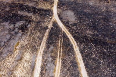 Orman yangınından sonra toprak ve patika kavruluyor..