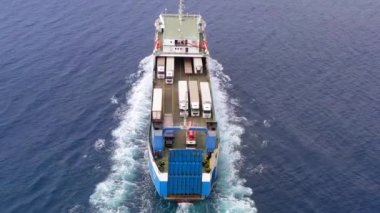 Akdeniz 'de seyreden büyük bir RoRo' nun (açılıp kapanan) hava takibi görüntüleri..