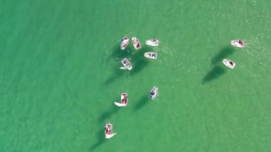 Bir grup küçük yelkenli Akdeniz 'in sakin sularında pratik yapıyor..