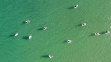 Bir grup küçük yelkenli Akdeniz 'in sakin sularında pratik yapıyor..