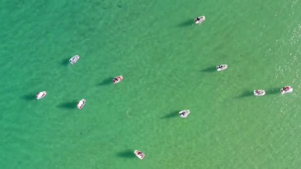 Gruppe Kleiner Segelboote Beim Üben Den Ruhigen Gewässern Des Mittelmeeres — Stockvideo