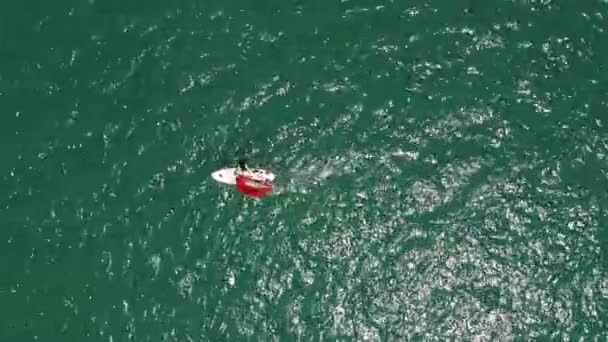 Mediterranean Sea December 2018 Windsurfer Υποφέρει Μεγάλη Ταχύτητα Στη Μεσόγειο — Αρχείο Βίντεο