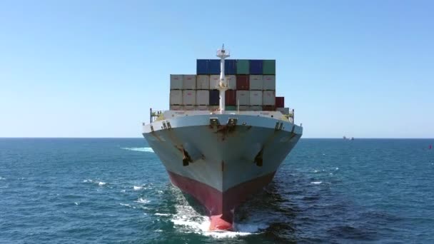 Großes beladenes Containerschiff auf See — Stockvideo