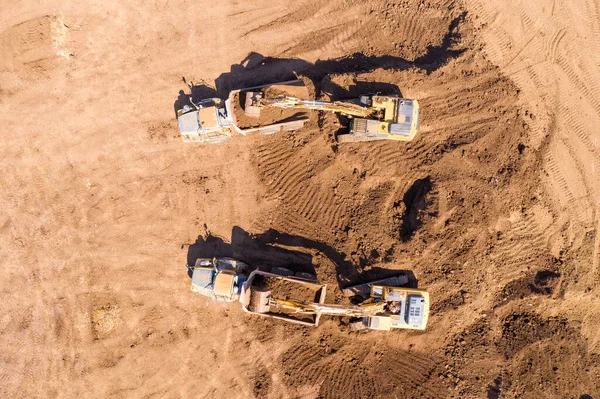 Bagger belädt Erde auf Sattelschlepper — Stockfoto