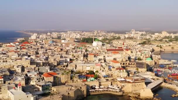 Images aériennes de la vieille ville et du port d'Acre.