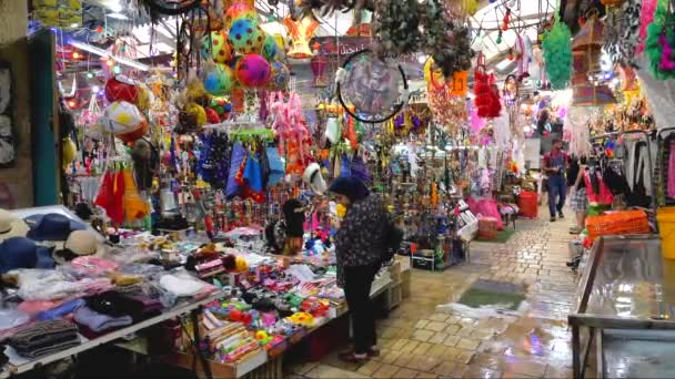 La gente al vecchio Bazar e il mercato di Acri. — Video Stock