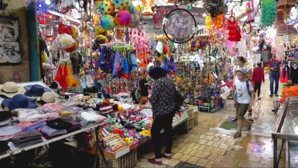 Gente en el antiguo bazar y mercado de Acre . — Vídeo de stock