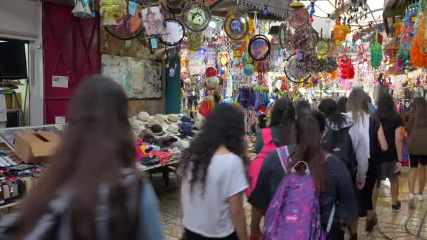 La gente al vecchio Bazar e il mercato di Acri. — Video Stock