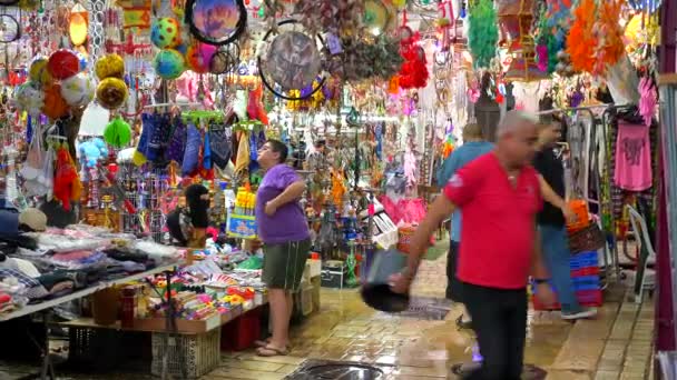 Mensen op de oude Bazaar en de markt van Acre. — Stockvideo