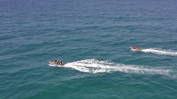 Comando Naval fuerzas especiales en botes de goma rugiendo a través del mar . — Vídeo de stock