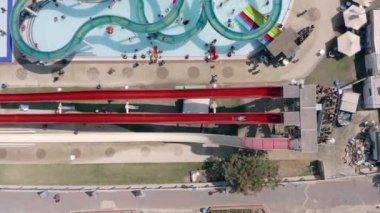 Büyük ve kalabalık bir su parkının hava görüntüleri..