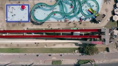 Büyük ve kalabalık bir su parkının hava görüntüleri..