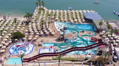 Büyük ve kalabalık bir su parkının hava görüntüleri..