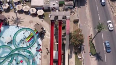 Büyük ve kalabalık bir su parkının hava görüntüleri..