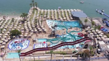 Büyük ve kalabalık bir su parkının hava görüntüleri..