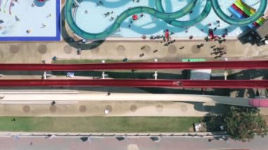 Büyük ve kalabalık bir su parkının hava görüntüleri..