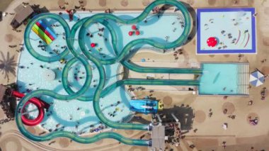 Büyük ve kalabalık bir su parkının hava görüntüleri..