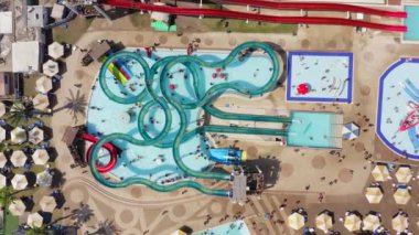 Büyük ve kalabalık bir su parkının hava görüntüleri..