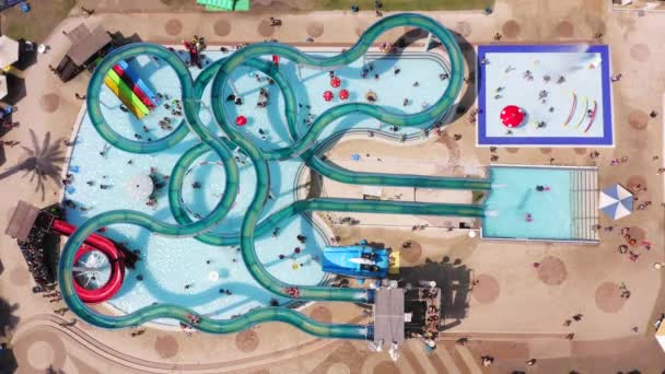 Luchtbeelden van een groot en druk waterpark. — Stockvideo