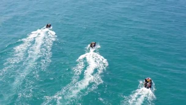 Спецназ ВМС США на резиновых лодках, ревущих через море . — стоковое видео
