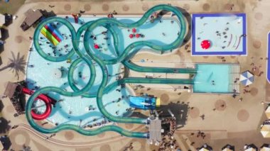 Büyük ve kalabalık bir su parkının hava görüntüleri..