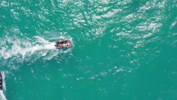 바다를 가로지르며 포효하는 고무배를 타고 있는 특수 부대. — 비디오
