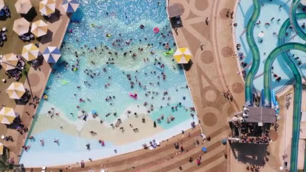 Luftaufnahmen eines großen und überfüllten Wasserparks. — Stockvideo