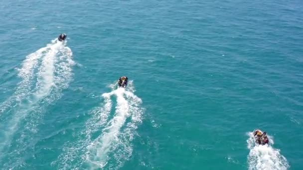 Marinha Comando forças especiais em barcos de borracha rugindo através do mar . — Vídeo de Stock