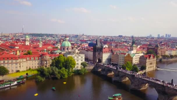 Çek Cumhuriyeti 'nde Charles Köprüsü de dahil olmak üzere Prag' ın hava görüntüleri. — Stok video