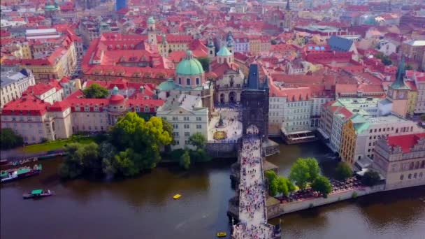 Luchtbeelden van Praag, Tsjechië, inclusief de Karelsbrug. — Stockvideo