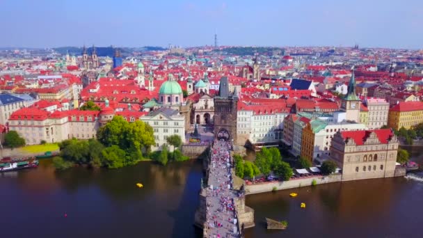 Luchtbeelden van Praag, Tsjechië, inclusief de Karelsbrug. — Stockvideo