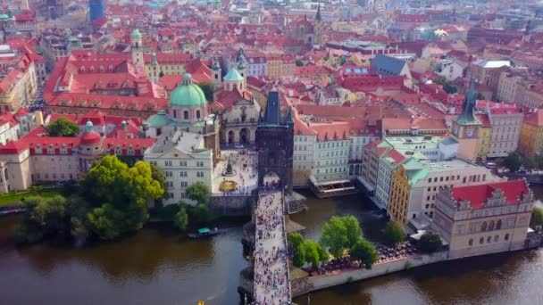 Съёмки с воздуха в Праге, Чехия, включая Карлов мост. — стоковое видео