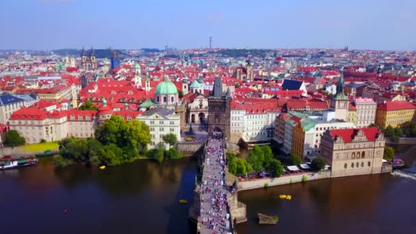 Повітряні кадри в Празі (Чехія), в тому числі Карлос Брідж.. — стокове відео