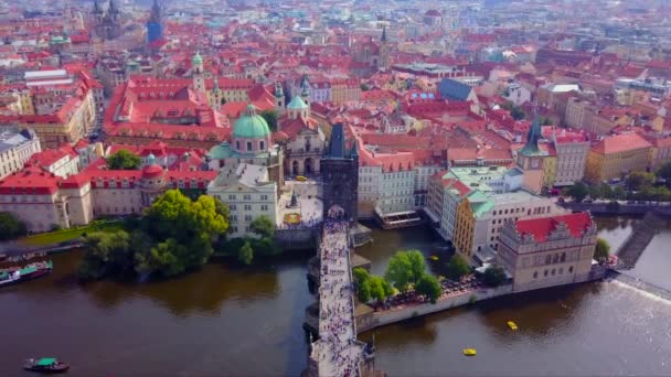 Çek Cumhuriyeti 'nde Charles Köprüsü de dahil olmak üzere Prag' ın hava görüntüleri. — Stok video