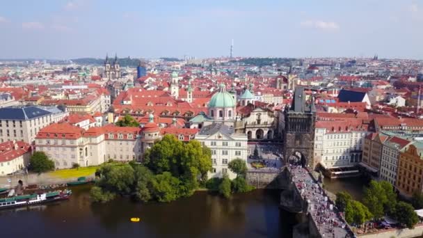 Imágenes aéreas de Praga, República Checa, incluyendo el Puente de Carlos . — Vídeo de stock