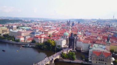 Çek Cumhuriyeti 'nde Charles Köprüsü de dahil olmak üzere Prag' ın hava görüntüleri.