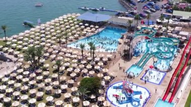 Büyük ve kalabalık bir su parkının hava görüntüleri..