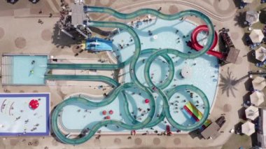 Büyük ve kalabalık bir su parkının hava görüntüleri..