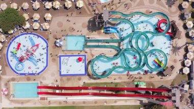 Büyük ve kalabalık bir su parkının hava görüntüleri..